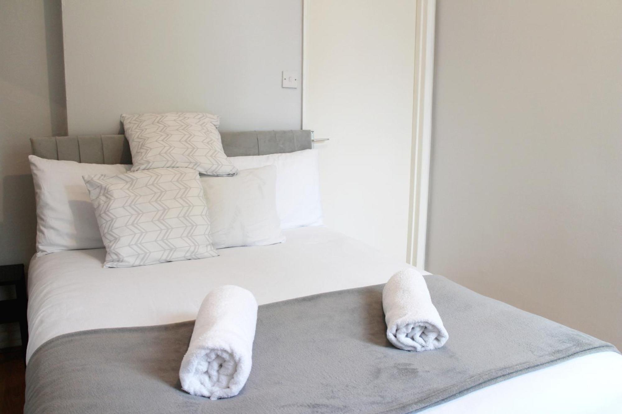 Large Garden Apartment On Golders Green High Road London Exterior photo