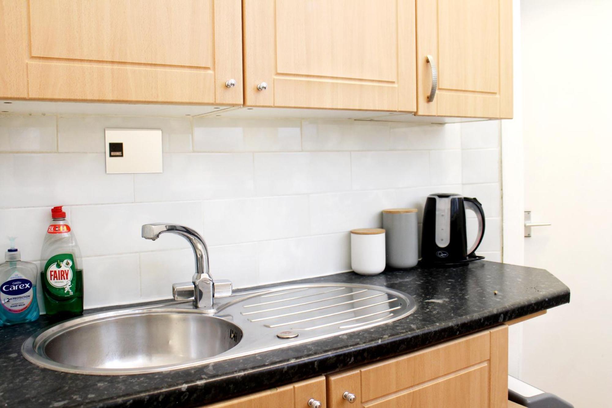 Large Garden Apartment On Golders Green High Road London Exterior photo