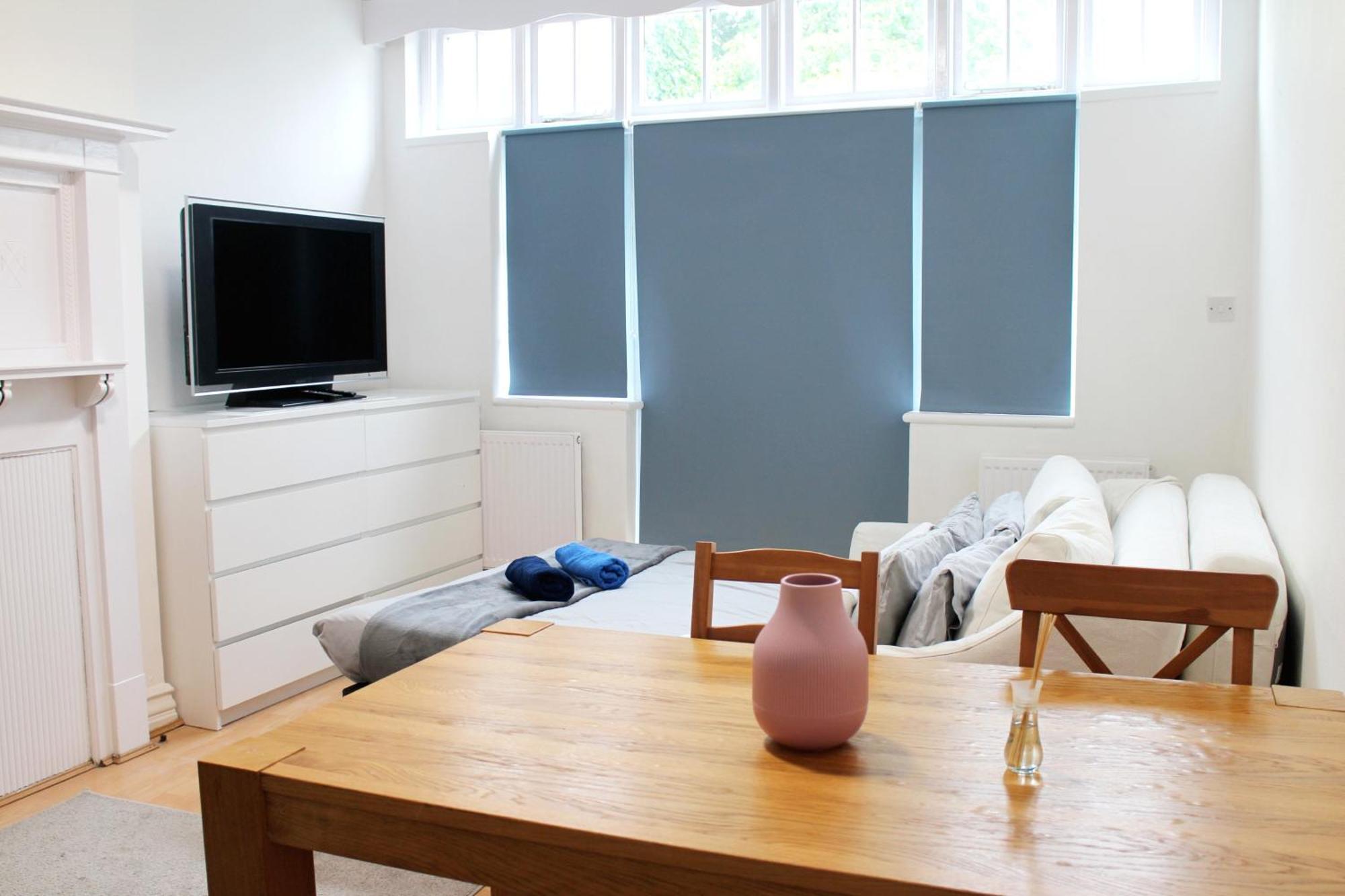 Large Garden Apartment On Golders Green High Road London Exterior photo