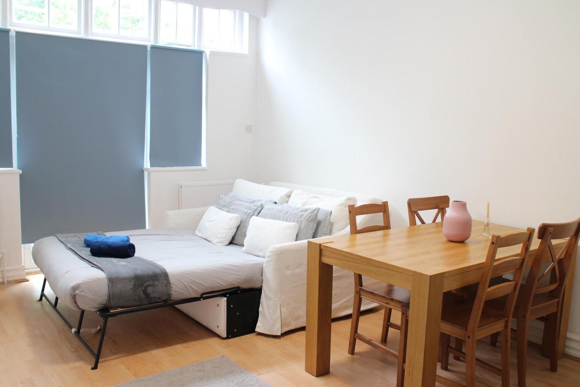 Large Garden Apartment On Golders Green High Road London Exterior photo