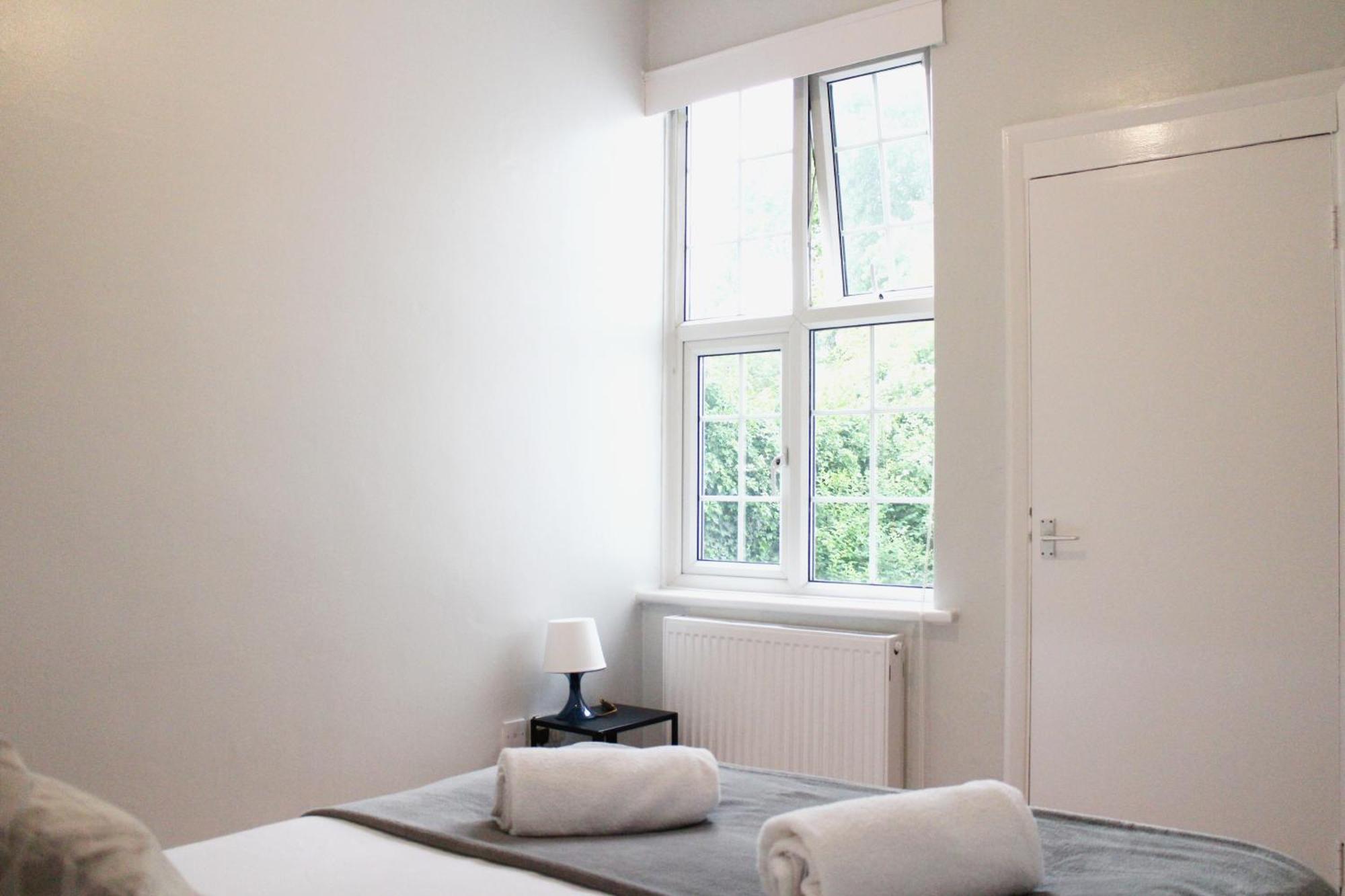 Large Garden Apartment On Golders Green High Road London Exterior photo
